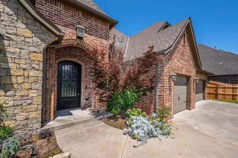 Exterior - 3205 Sycamore Dr, Moore, OK 73160 photo 3 of 5