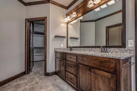 Bath - 3205 Sycamore Dr, Moore, OK 73160 photo 3 of 6