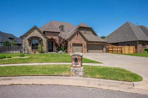 Exterior - 3205 Sycamore Dr, Moore, OK 73160 photo 2 of 5