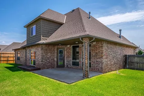 Exterior - 3205 Sycamore Dr, Moore, OK 73160 photo 4 of 5