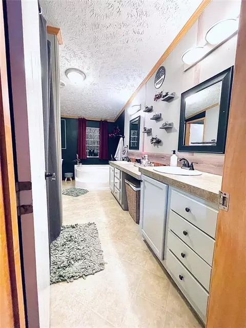 Bath - 3650 E Copper Dr, Guthrie, OK 73044 photo 2 of 6