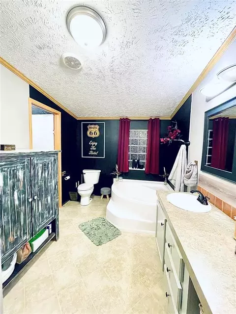 Bath - 3650 E Copper Dr, Guthrie, OK 73044 photo 3 of 6