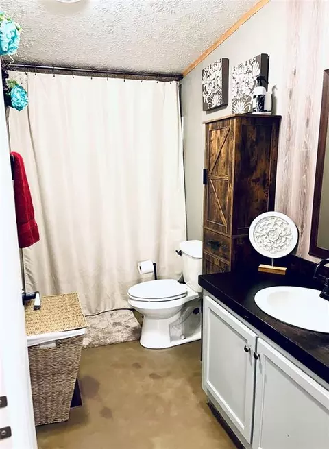 Bath - 3650 E Copper Dr, Guthrie, OK 73044 photo 1 of 6