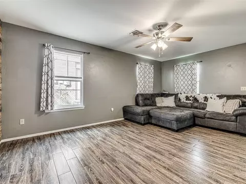 Living - 919 E 2nd St, Cushing, OK 74023 photo 4 of 5