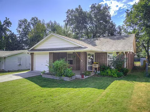 Exterior - 919 E 2nd St, Cushing, OK 74023 photo 3 of 4