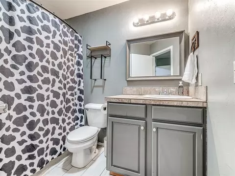 Bath - 919 E 2nd St, Cushing, OK 74023 photo 2 of 3