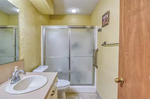 Bath - 1895 E Maple Rd, Purcell, OK 73080 photo 2 of 4