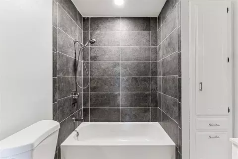 Bath - 1109 N Ranch Rd, Altus, OK 73521 photo 5 of 5