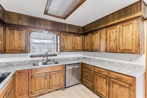 Kitchen - 1109 N Ranch Rd, Altus, OK 73521 photo 4 of 5