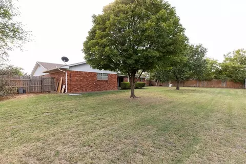 Exterior - 1109 N Ranch Rd, Altus, OK 73521 photo 7 of 9
