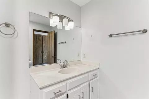 Bath - 1109 N Ranch Rd, Altus, OK 73521 photo 4 of 5