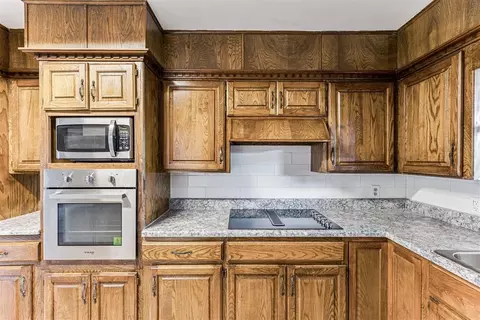 Kitchen - 1109 N Ranch Rd, Altus, OK 73521 photo 3 of 5