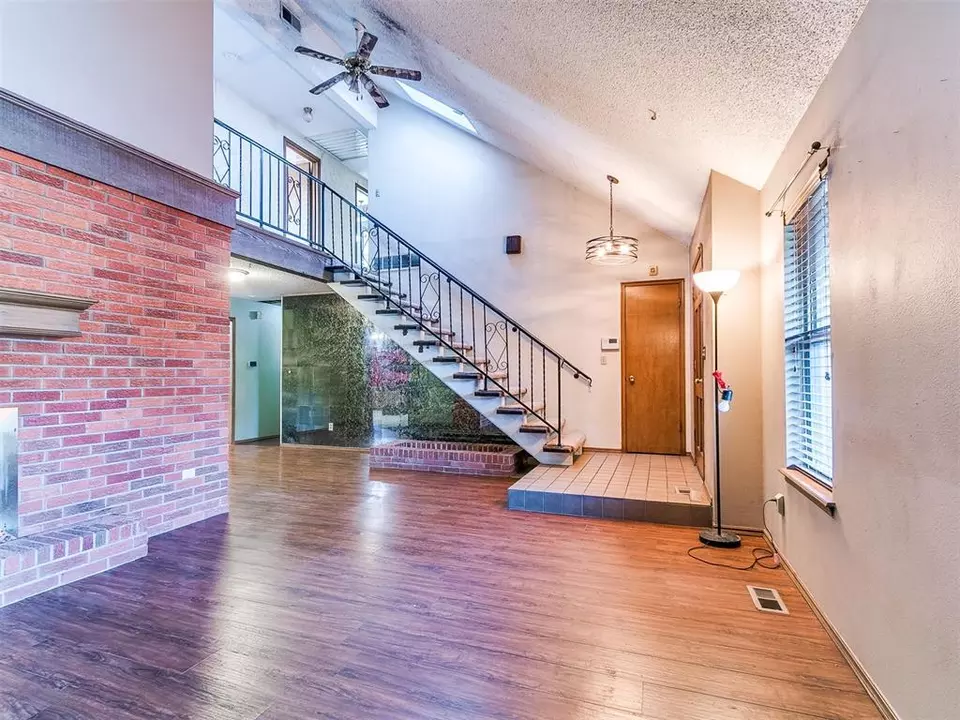Living - 1004 W Idylwild Dr, Oklahoma City, OK 73110 photo 5 of 10