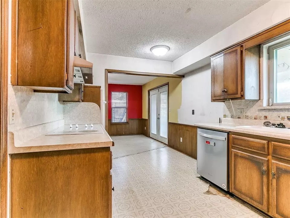 Kitchen - 1004 W Idylwild Dr, Oklahoma City, OK 73110 photo 2 of 5