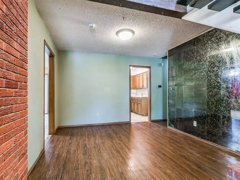 Living - 1004 W Idylwild Dr, Oklahoma City, OK 73110 photo 6 of 10