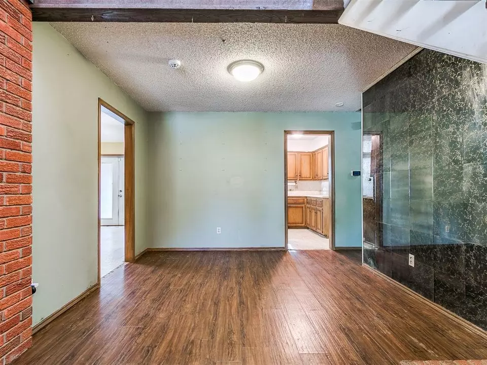 Living - 1004 W Idylwild Dr, Oklahoma City, OK 73110 photo 7 of 10