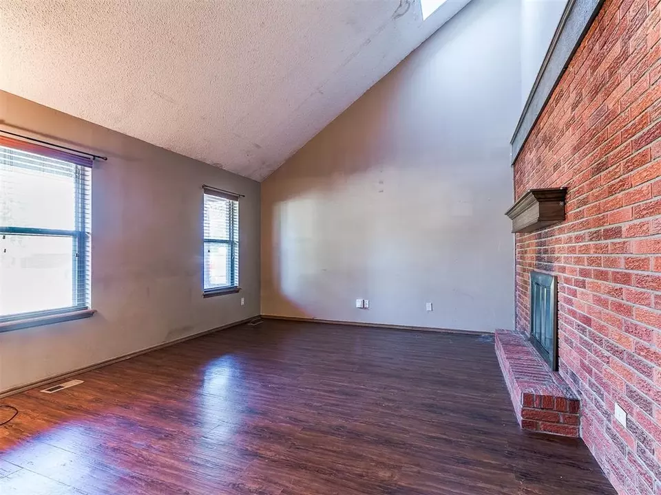 Living - 1004 W Idylwild Dr, Oklahoma City, OK 73110 photo 3 of 10