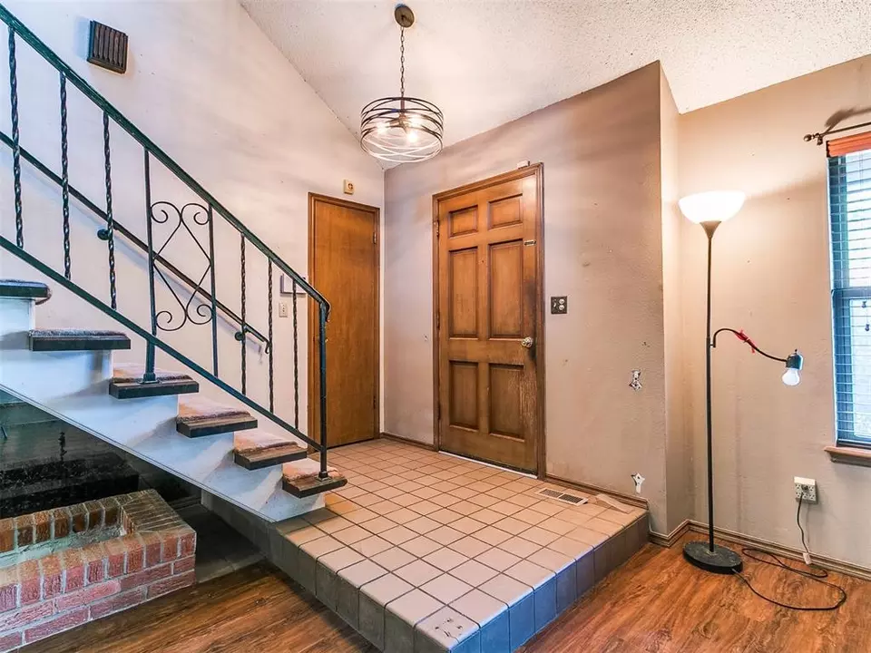 Entry Way - 1004 W Idylwild Dr, Oklahoma City, OK 73110 photo 3 of 7