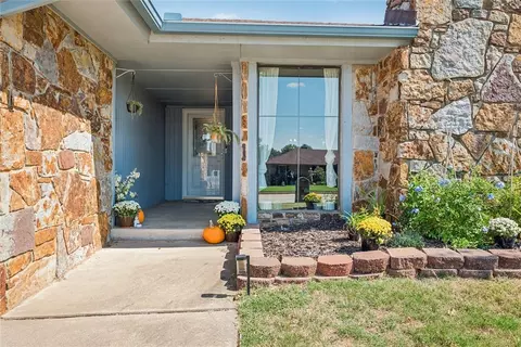 326 Cedar Bend Dr, Midwest City, OK 73130