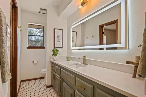 Bath - 415 Stonegate Dr, Guthrie, OK 73044 photo 3 of 7
