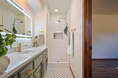 Bath - 415 Stonegate Dr, Guthrie, OK 73044 photo 1 of 7