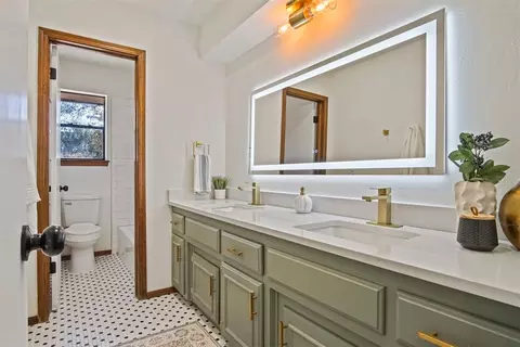 Bath - 415 Stonegate Dr, Guthrie, OK 73044 photo 4 of 7