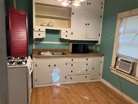 Kitchen - 622 E Frank St, Norman, OK 73071 photo 2 of 2
