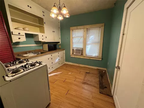 Kitchen - 622 E Frank St, Norman, OK 73071 photo 1 of 2