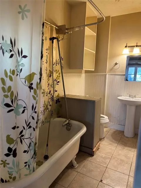 Bath - 622 E Frank St, Norman, OK 73071 photo 1 of 2