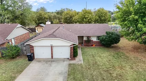 908 Cottonwood Dr, Moore, OK 73160