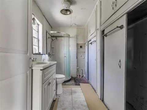 Bath - 2160 Thunder Dr, Crescent, OK 73028 photo 2 of 3