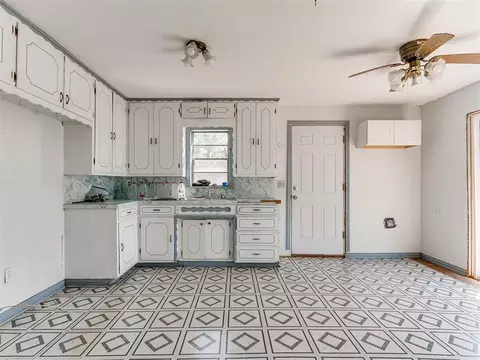Kitchen - 2160 Thunder Dr, Crescent, OK 73028 photo 2 of 3