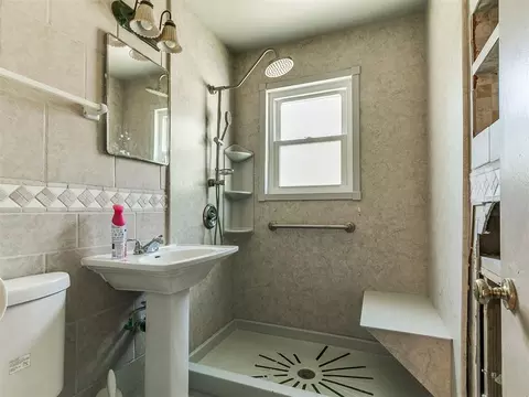 Bath - 2160 Thunder Dr, Crescent, OK 73028 photo 1 of 3