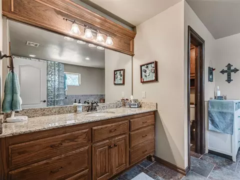 Bath - 13401 E 33rd St, Jones, OK 73049 photo 2 of 4