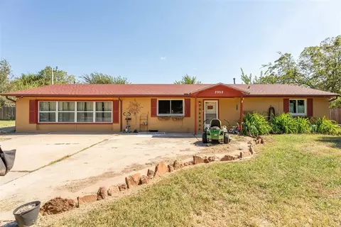 2952 Poplar Dr, Moore, OK 73160
