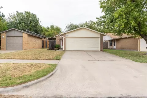 2142 Goodrich Dr, Moore, OK 73170 photo 2