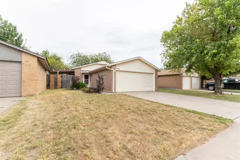 2142 Goodrich Dr, Moore, OK 73170