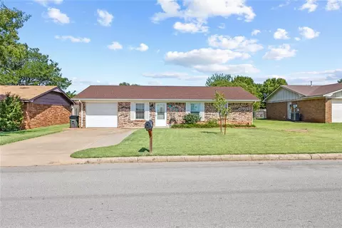 631 S 28th St, Clinton, OK 73601