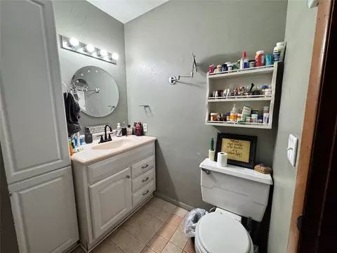 Bath - 123 Circle Dr Cir, Sentinel, OK 73664 photo 3 of 3