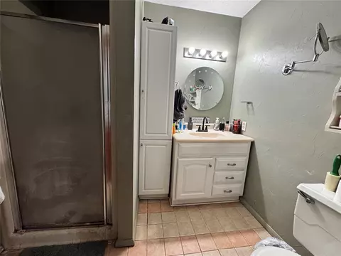 Bath - 123 Circle Dr Cir, Sentinel, OK 73664 photo 2 of 3