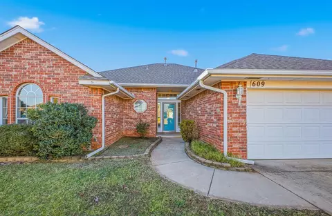 Exterior - 609 Madeline Ln, Moore, OK 73160 photo 2 of 4