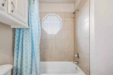 Bath - 609 Madeline Ln, Moore, OK 73160 photo 6 of 7