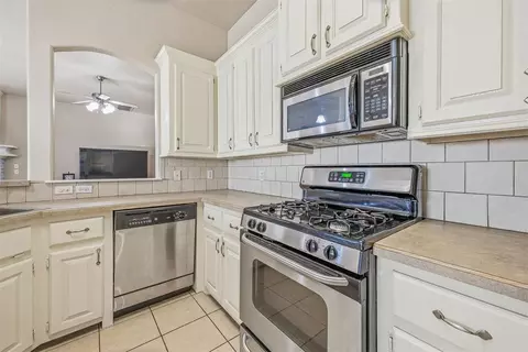 Kitchen - 609 Madeline Ln, Moore, OK 73160 photo 3 of 6