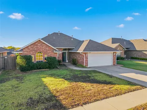 Exterior - 609 Madeline Ln, Moore, OK 73160 photo 3 of 4