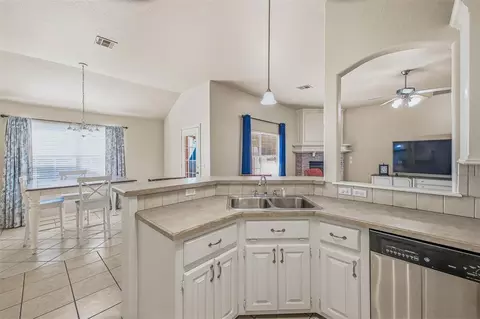 Kitchen - 609 Madeline Ln, Moore, OK 73160 photo 4 of 6