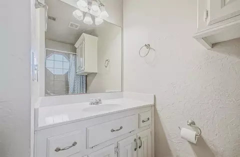 Bath - 609 Madeline Ln, Moore, OK 73160 photo 5 of 7