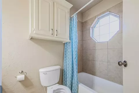 Bath - 609 Madeline Ln, Moore, OK 73160 photo 7 of 7