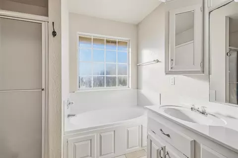 Bath - 609 Madeline Ln, Moore, OK 73160 photo 3 of 7