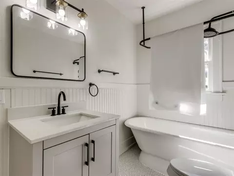 Bath - 419 E Apache St, Norman, OK 73071 photo 3 of 3