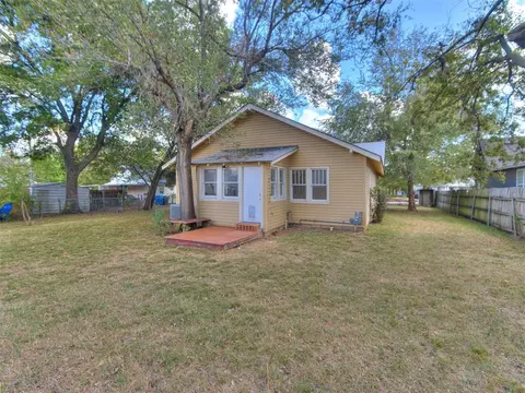 Exterior - 419 E Apache St, Norman, OK 73071 photo 4 of 6